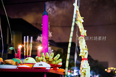 在农历新年的第九天，玉皇大帝的生日，提供食物