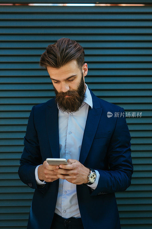 一个商人使用手机和短信的肖像