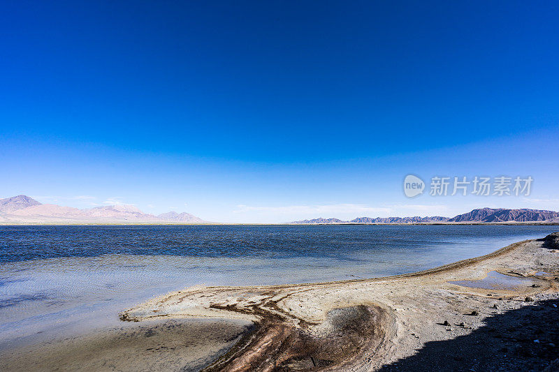 湖和雪山景色