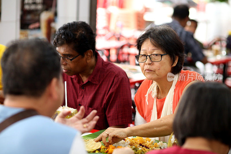 东南亚:成人在本地餐厅用餐