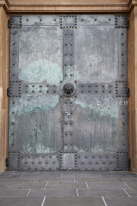 锈迹斑斑的教堂门