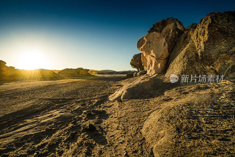 纳米比亚沙漠中的土路和岩石