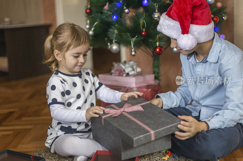 孩子们在看大的圣诞礼物