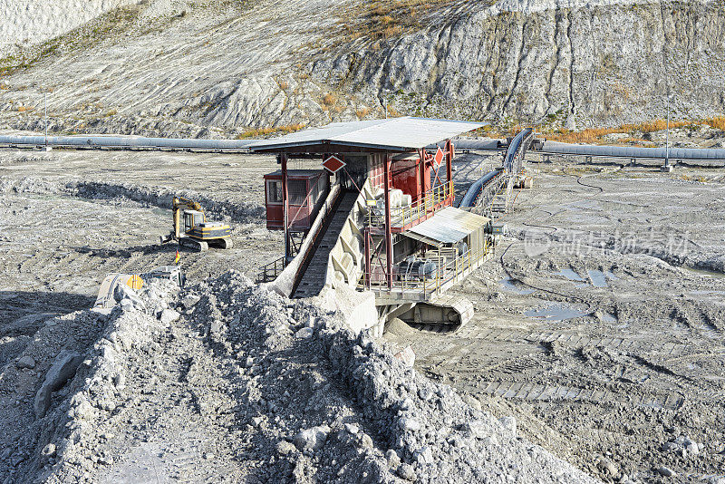 沉积岩矿里的挖土设备。