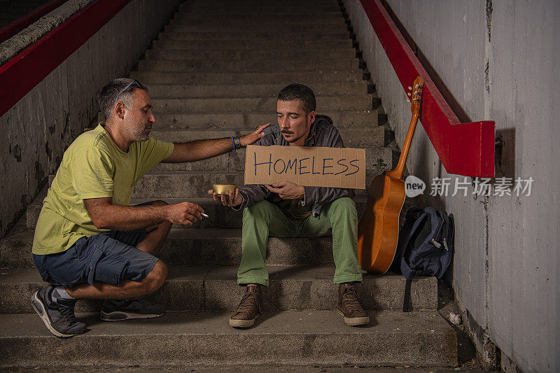 绝望的男人和吉他是接受钱从一个人在城市地下