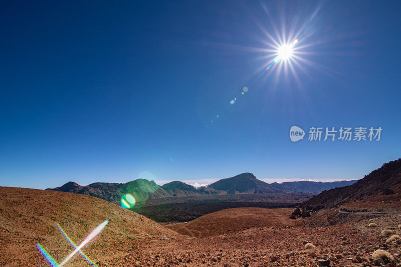 水平景观的沙漠和山脉从公园国家德尔泰德晴朗的天空和太阳，特内里费，加那利群岛，西班牙-股票照片