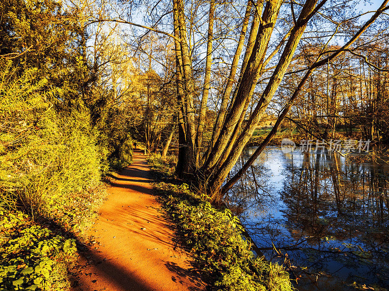 步行小路秋天秋天河流湖泊水自然户外景观环境优美