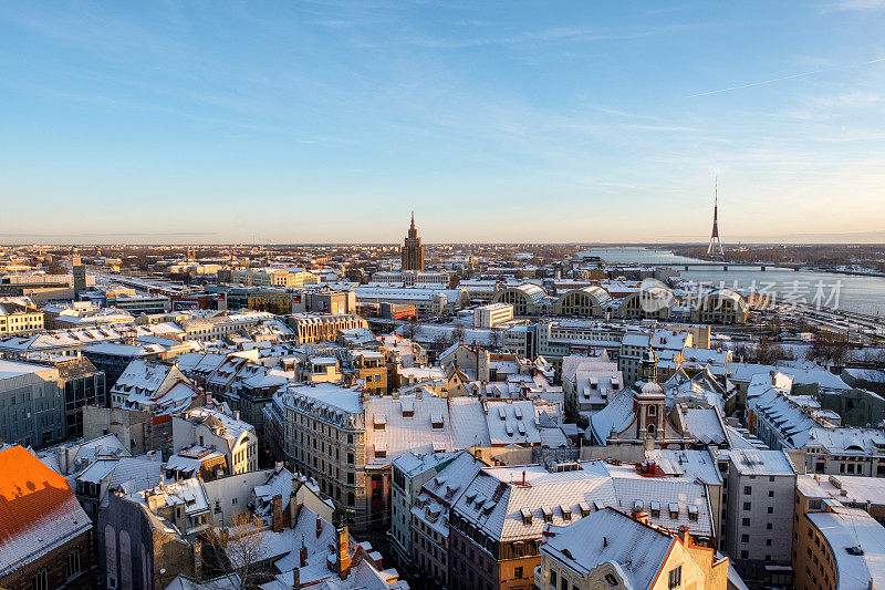 冬季拉脱维亚里加老城全景。从圣彼得大教堂鸟瞰图在里加中央市场。