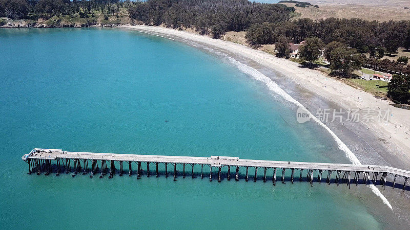 大苏尔拍摄的加州海岸线和圣西蒙码头的无人机航拍照片