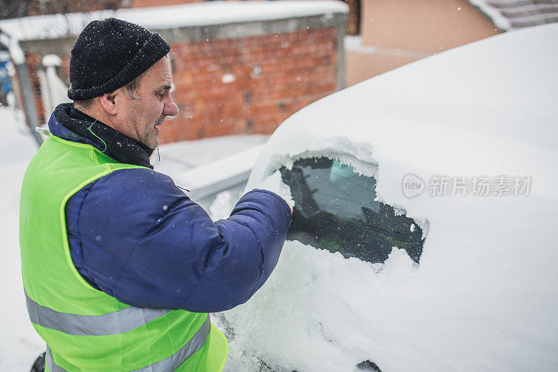 成熟男人清扫雪