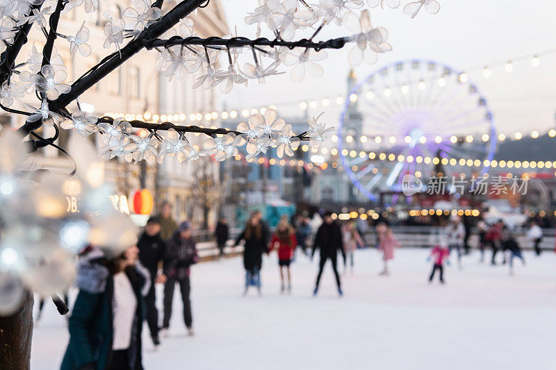 乌克兰基辅康特拉克托瓦广场圣诞市场上，人们在滑冰场上
