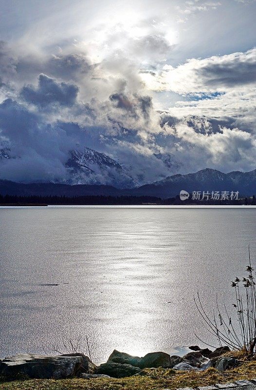 在Allgäu阿尔卑斯山的暴风雨和霍普芬西在前景。Ost-Allgau,巴伐利亚,德国。