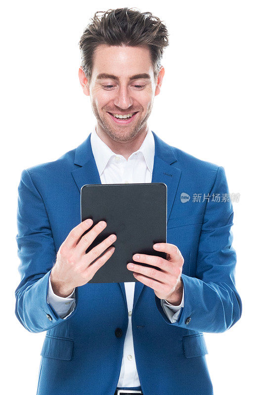 白人男性商务人士站在白色背景前，穿着智能休闲装，使用数码平板电脑