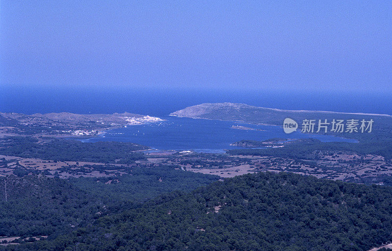 西班牙梅诺卡巴利阿里群岛上的福内尔斯海湾和平原景观