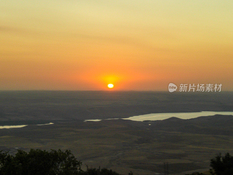 阿特拉斯山脉马拉喀什附近的乌里卡山谷的日落。