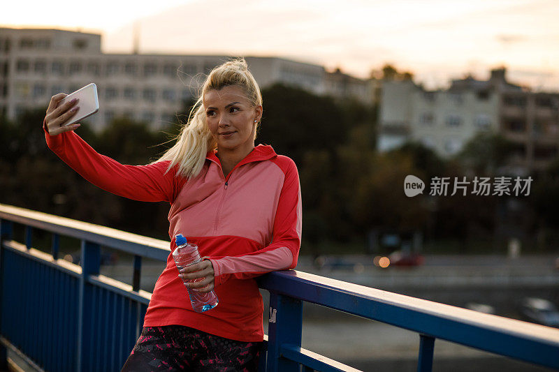 一名女子在跑步和自拍中休息