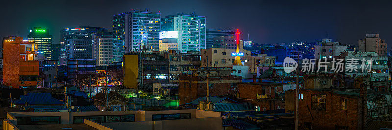 霓虹夜景的城市全景横跨拥挤的屋顶高楼韩国首尔