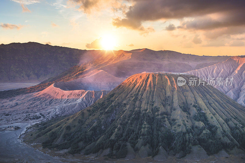 清晨在印度尼西亚东爪哇的布罗莫卡尔代拉。火山的形成有几座火山，以著名的布罗莫火山和塞默鲁火山为背景