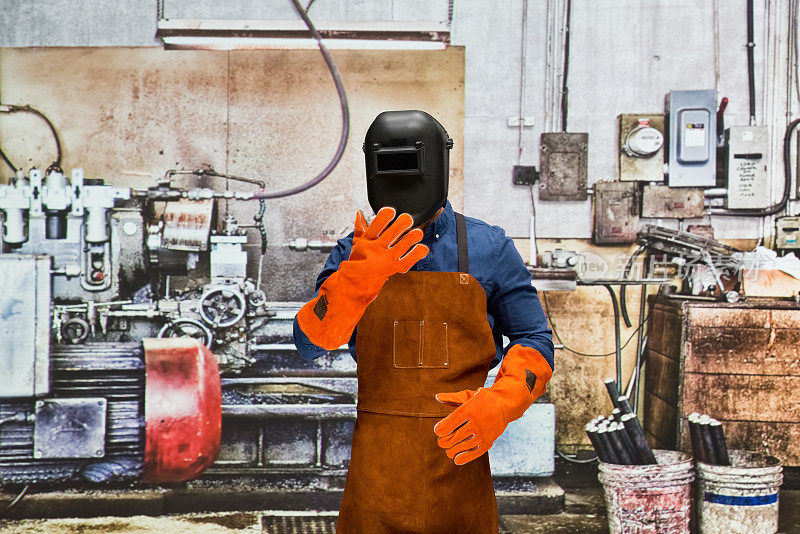 白人男性修理工戴着工作头盔在工厂修理