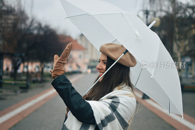 美丽的年轻女子享受着雨天