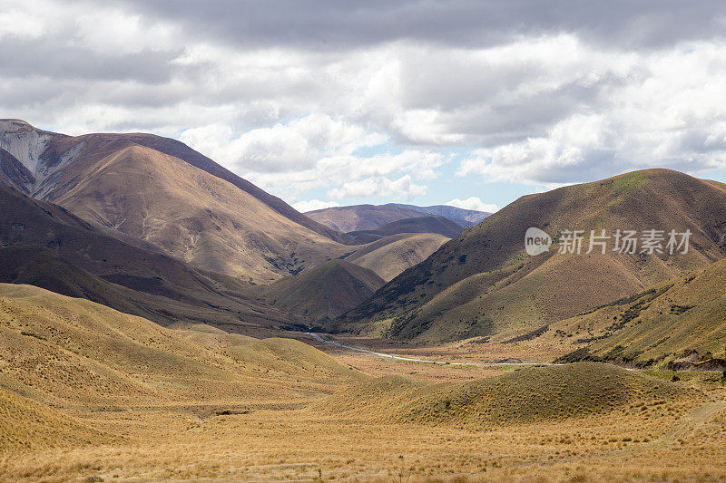 新西兰南岛林迪斯山口干燥干燥的山坡