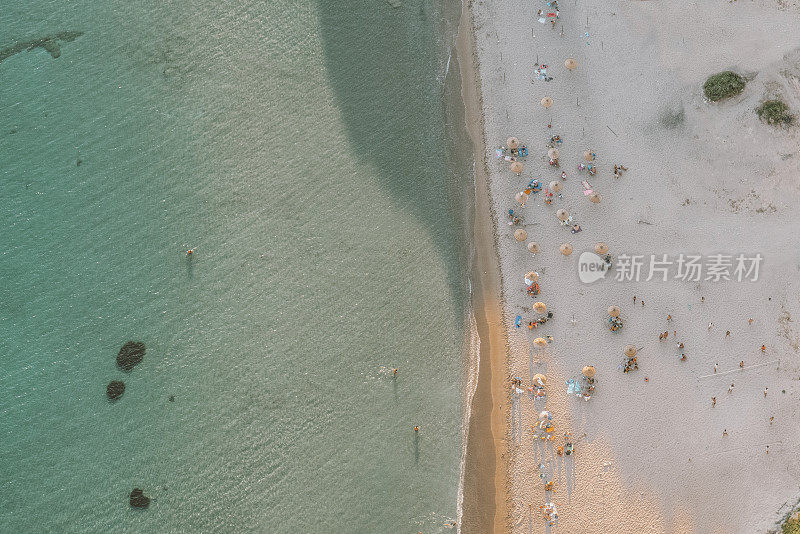 从上面的爱琴海海滩和人