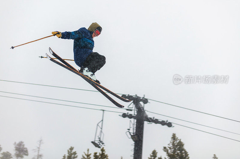 在科罗拉多州落基山脉的滑雪度假村小镇滑雪和单板滑雪活动