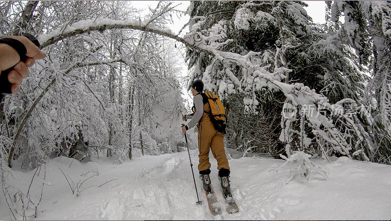 偏远地区的滑雪者登山