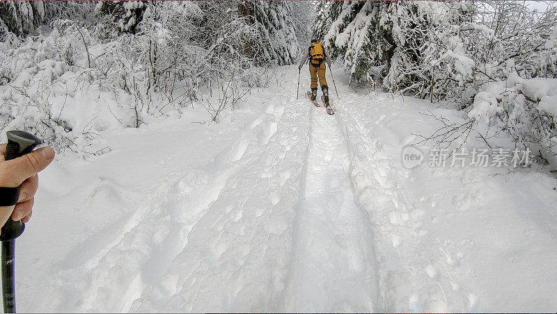 偏远地区的滑雪者登山