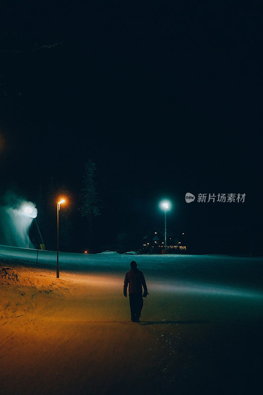 人在冬夜行走