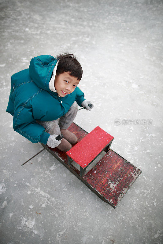 在北京的颐和园里，孩子们在湖上结冰，享受滑雪、滑冰、冰上自行车的乐趣。