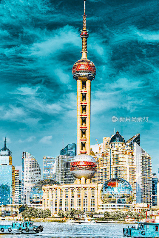 2015年,上海可能会24日。蓝天背景上的东方明珠塔。东方明珠大厦高470米，是上海最高的建筑之一，位于中国最具活力的城市浦东陆家嘴金融贸易区。