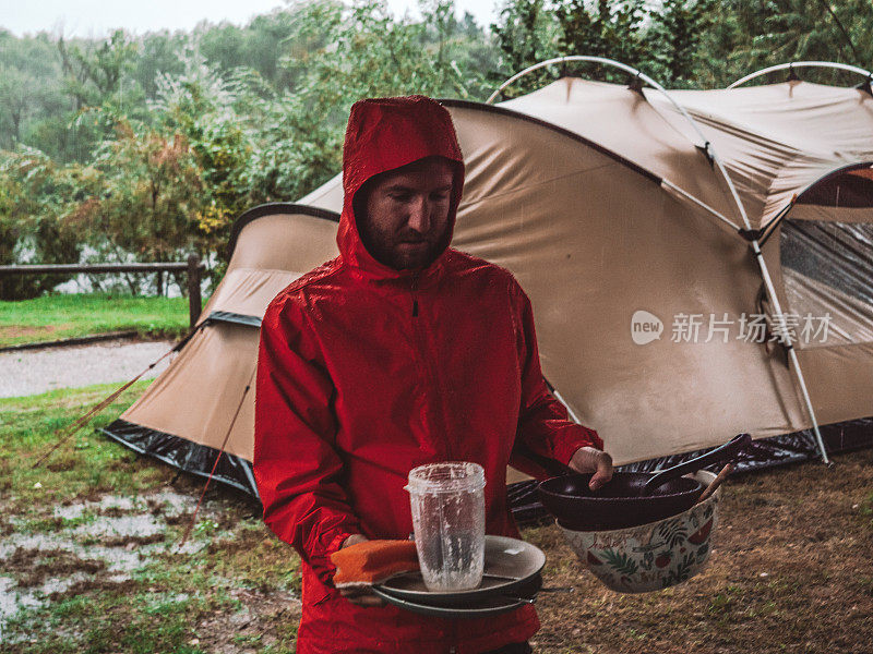 一名男子在露营和洗碗时遇上了暴风雨