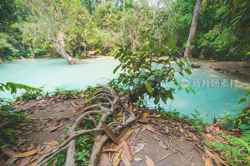 老挝琅勃拉邦，famaus旅游景点旷斯瀑布的自然景观