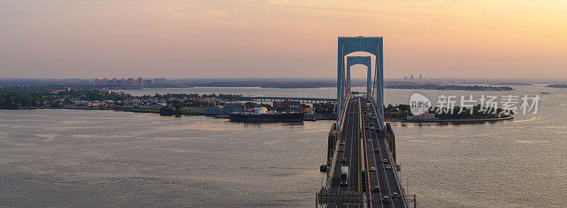 鸟瞰图的Throgs颈桥和Throgs点在东河日出。XXXL高分辨率拼接全景图。布朗克斯，纽约，美国。