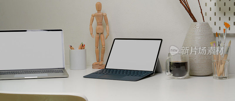 现代家庭工作台与模拟笔记本电脑，平板电脑，用品和装饰与白色椅子