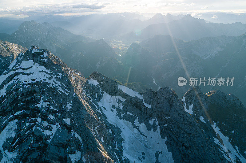 日出时的山脉美景