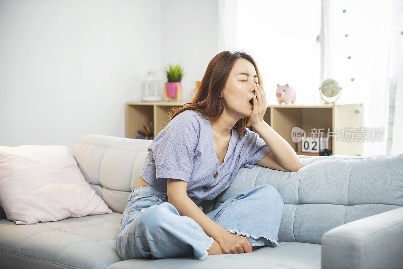 女人打哈欠用手捂住嘴