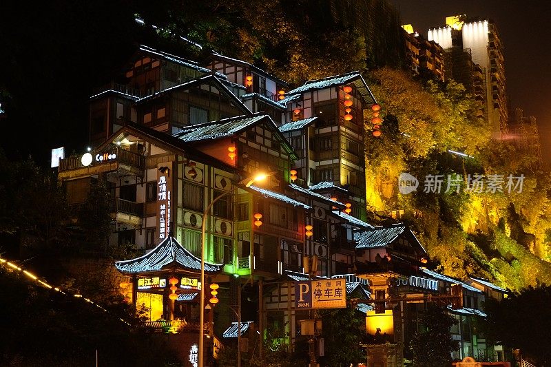 中国重庆洪亚洞夜间的复古建筑