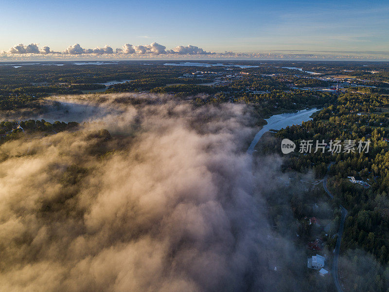 鸟瞰图在一个多雾的农村地区