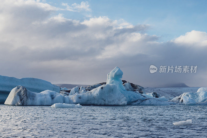 冰山漂浮在冰岛的Jokulsalon冰川泻湖上