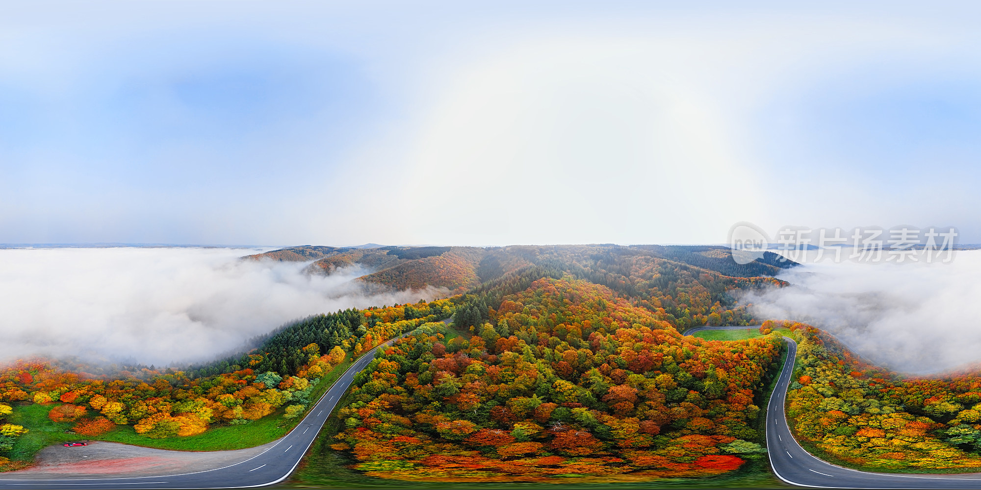 360x180度球面(等矩形)空中全景图的秋天森林道路下到晨雾。Mosele山谷,德国。