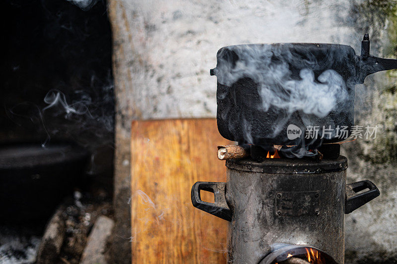 高压锅放在一个现代丘拉上，烧木头。