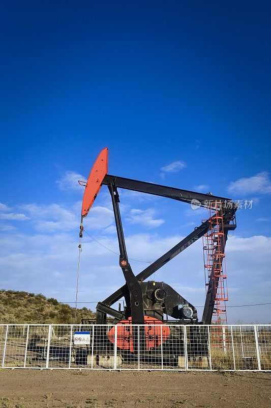 阿根廷门多萨沙漠的石油开采抽油机。