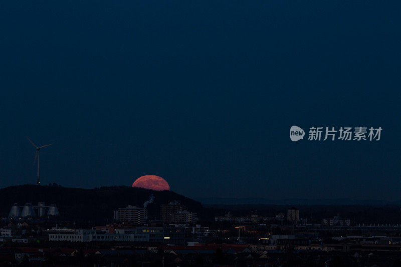 红色的满月开始从地平线升起