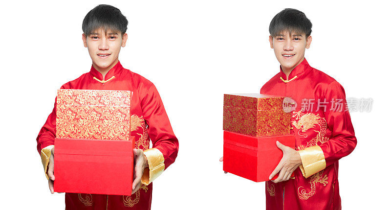 亚洲男人在mandarin领连衣裙拿着红色礼盒是微笑幸福孤立在白色背景与剪切路径。中国新年的概念。