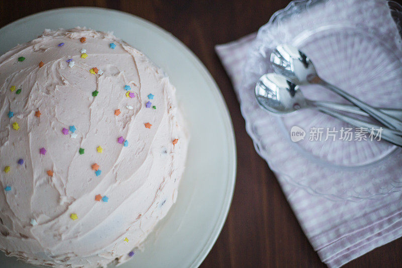 粉红色的蛋糕和星星糖果