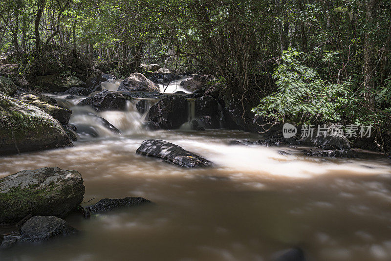 在大西洋森林中部，一股水流从岩石中流过，S?o Paulo，巴西- "Cachoeira dos Pretos"