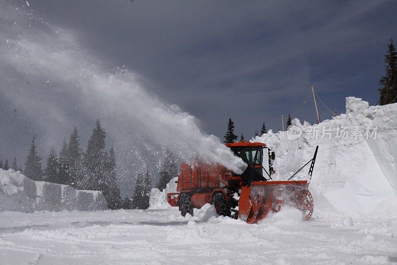 扫雪机清理一个停车场的山雪