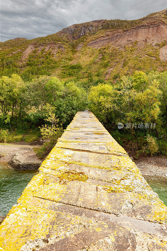 废弃的桥通往库页岛的任何地方